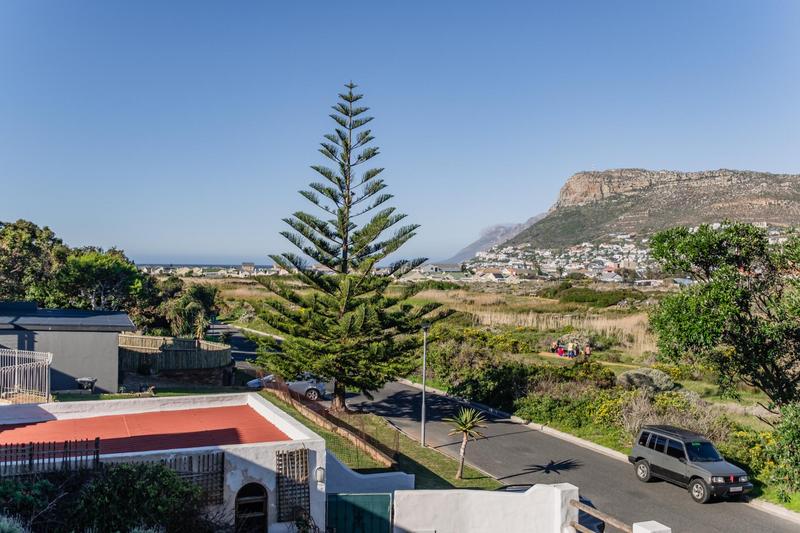 4 Bedroom Property for Sale in Clovelly Western Cape